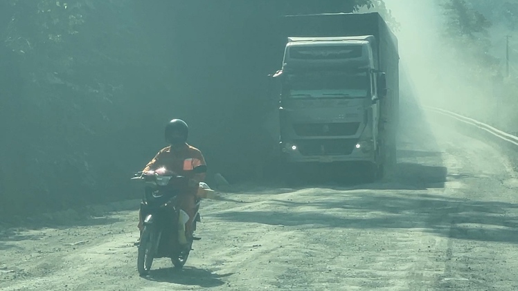 Đường Hồ Chí Minh nhánh Tây thi công dang dở, dân khổ vì bụi mù