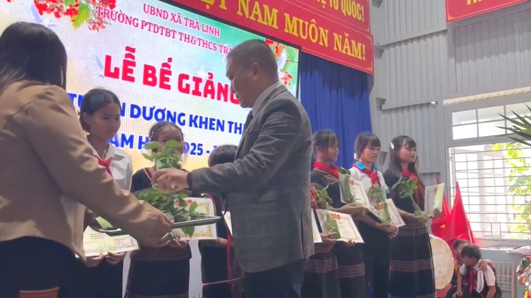 Góc nhìn trưa nay: Nhà trường trao thưởng sâm Ngọc Linh giống cho học sinh giỏi, xuất sắc