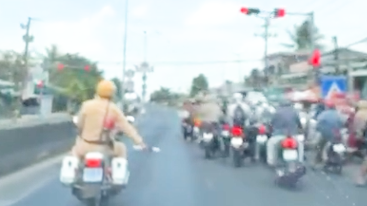 Cảnh sát dẫn đường 25km đưa người bệnh đi cấp cứu kịp thời giữa ùn tắc ngày lễ