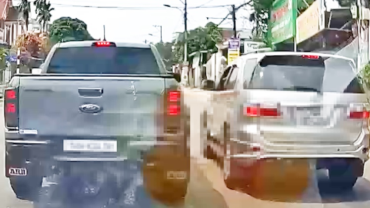 Dừng ô tô giữa ngã ba để nói chuyện, cả hai tài xế bị phạt tiền