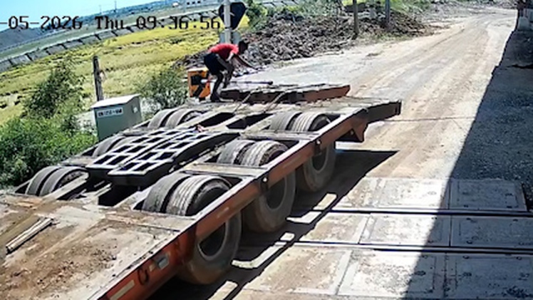 Vượt đường sắt khi chắn tự động đang hạ, tài xế bị xử phạt 5 triệu đồng
