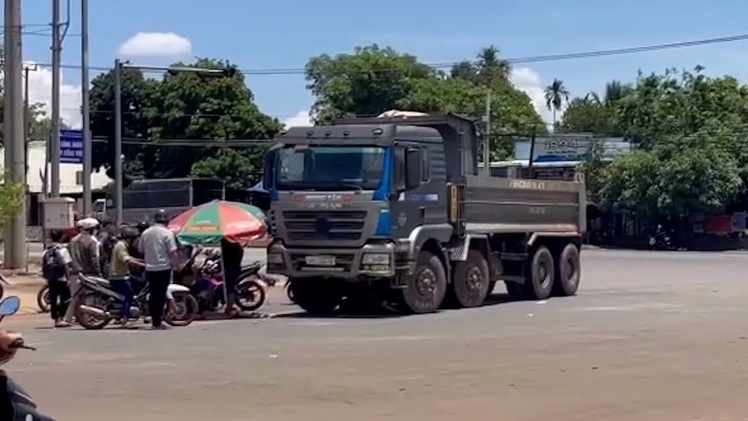 Hiện trường xe ben va chạm xe máy ở Đồng Nai, bé trai 4 tuổi tử vong