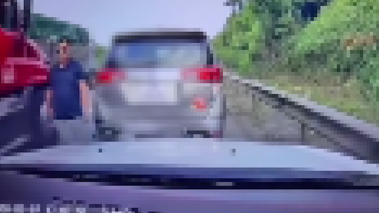 Clip tài xế ô tô chèn ép xe khác, dừng giữa cao tốc rồi xuống xe lớn tiếng chửi bới