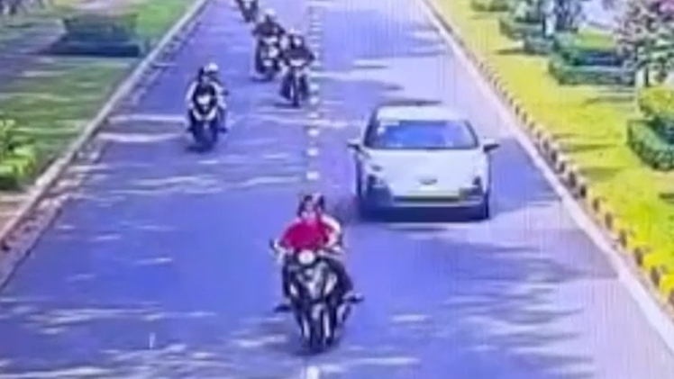 Thanh niên chạy xe lạng lách và chủ phương tiện bị phạt 21 triệu, tịch thu xe