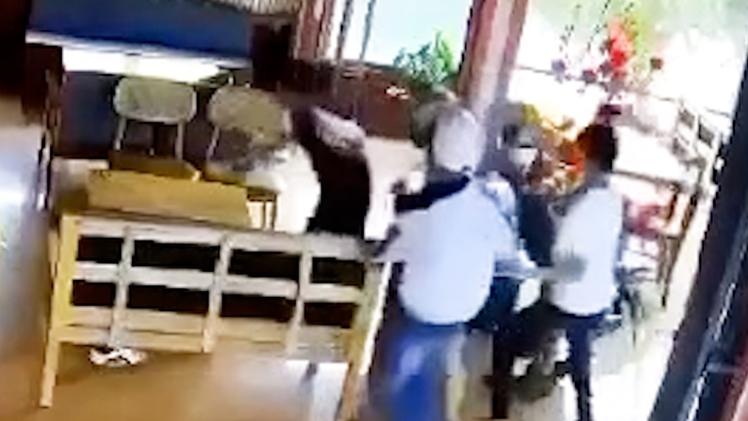 Điều tra vụ nhóm thanh niên mang hung khí xông vào quán cà phê chém người