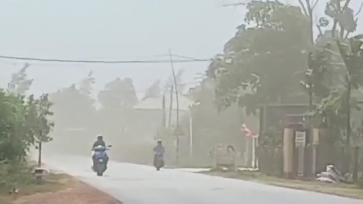 Người dân khổ sở vì bụi đất từ công trường sân bay Quảng Trị phủ đầy nhà cửa