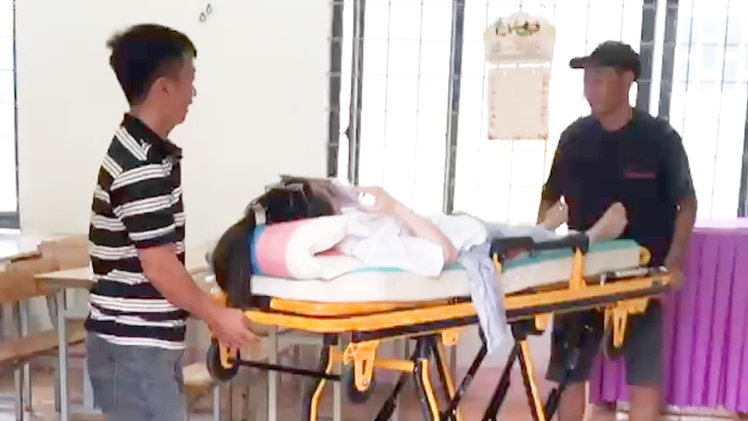 Nữ sinh nằm băng ca làm bài thi THPT, được xe cứu thương đưa đón
