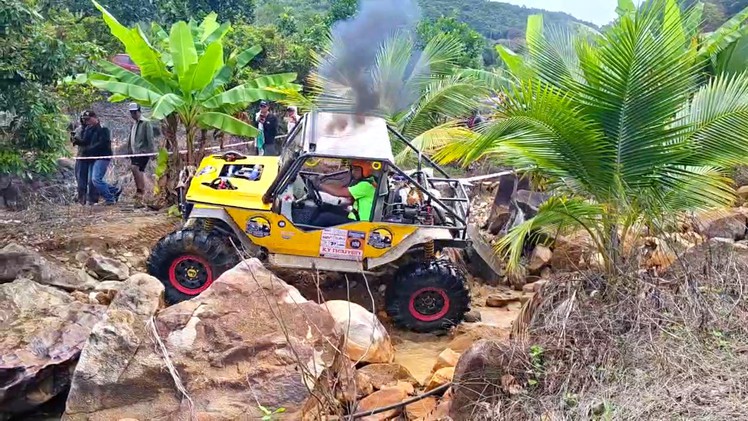 Xem xe địa hình vượt dốc, băng qua suối đá ở Nha Trang