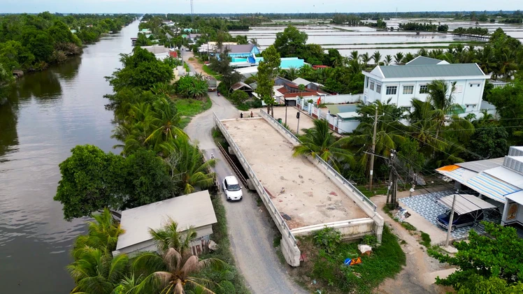 Chủ tịch xã nói về tuyến đường gần 11km ở Cà Mau làm 7 năm chưa xong