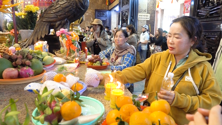 Miếu Bà Chúa Xứ núi Sam đông nghịt người trước ngày chính lễ