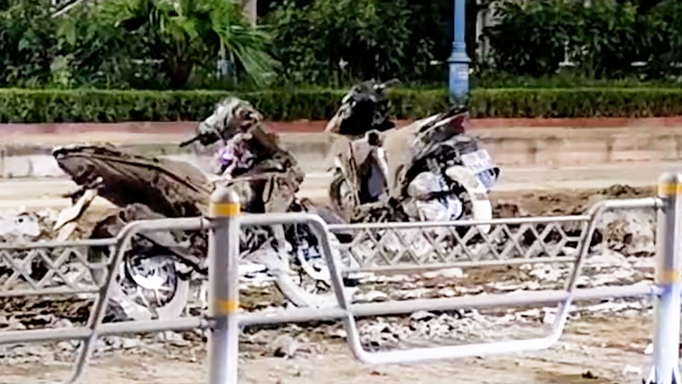 Truy tìm ô tô làm rơi đất ra đường gần cầu Nhật Tân khiến 2 người đi xe máy bị ngã