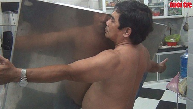 “Người nam châm” có khả năng hút các vật bằng inox