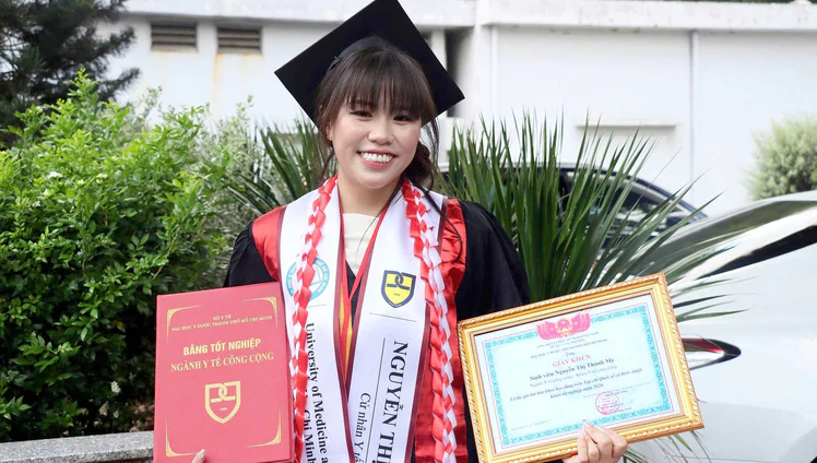 Cô gái mồ côi từ những ngày nhặt ve chai đến tấm bằng cử nhân y tế cộng đồng