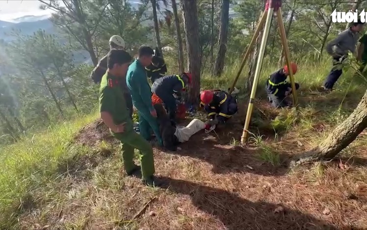 Moments of rescue: Malaysian tourist pulled from 10-meter-deep hole in Da Lat
