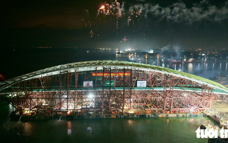 3,400-tonne steel arch of Saigon River pedestrian bridge transferred onto barge