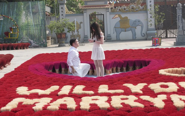 Forget roses and candlelight. This man proposed with 1,500 kilograms of incense sticks!