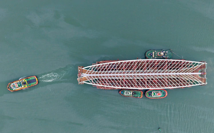 Video chronicles 124km voyage towing the 3,400-tonne arch for Saigon River pedestrian bridge