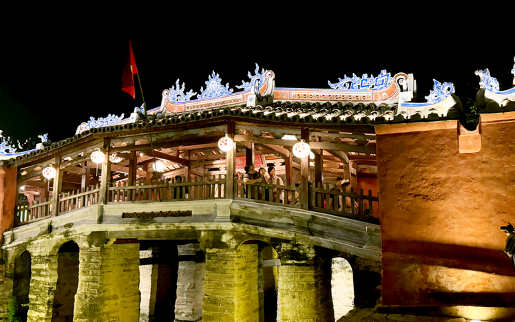 Tour guide praised after stopping tourist in revealing outfit at Hoi An's Cau Pagoda