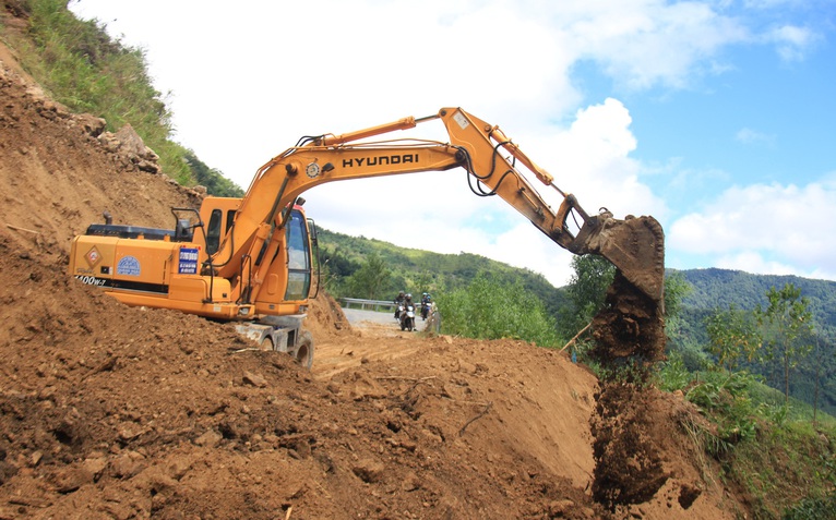 Hàng ngàn mét khối đất đá sạt xuống đường sá miền núi Quảng Ngãi