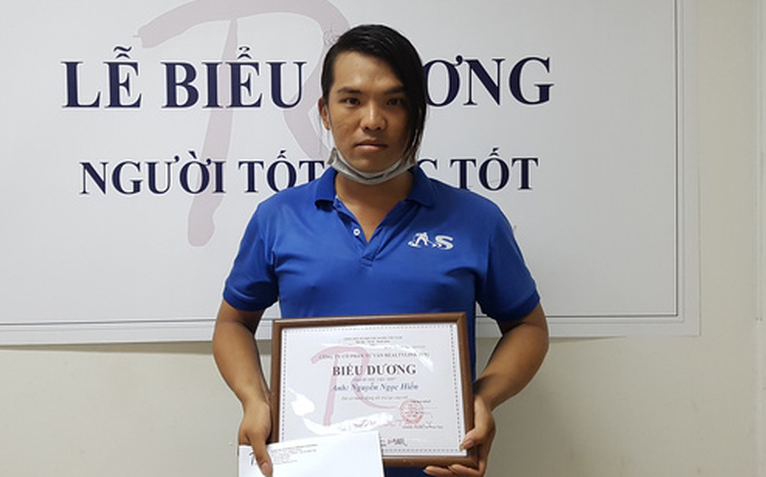 Nhân viên vệ sinh trả lại 7.400 USD: 'Tay tôi run run, song chỉ nghĩ đến khổ chủ'