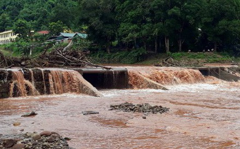 Rửa chân ở ven suối, hai cháu nhỏ bị lũ cuốn