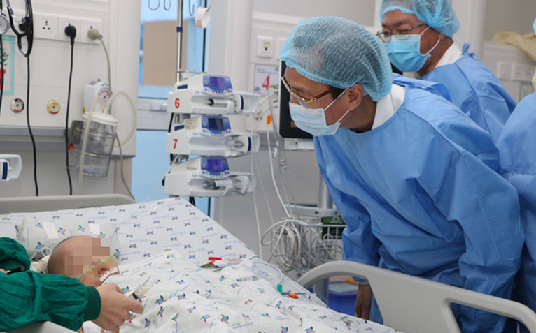 Trúc Nhi - Diệu Nhi tháo bột đôi chân dần dần, ăn sữa nhiều hơn