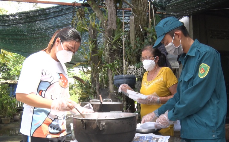 Cuộc thi ‘Lan tỏa năng lượng tích cực 2021’: Người phụ nữ bán vé số hỗ trợ phòng chống dịch