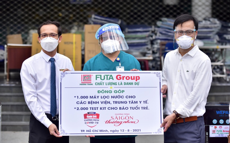 Tập đoàn Phương Trang tặng 1.000 máy lọc nước cho hệ thống y tế tuyến đầu