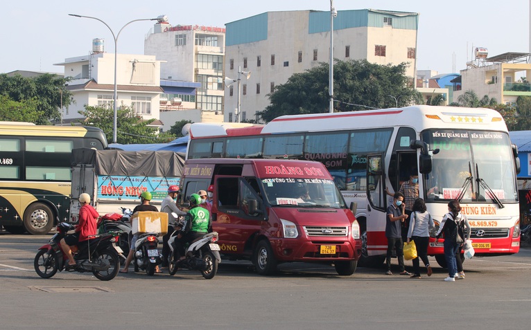 Xe bến Miền Đông vẫn được rước khách ở bến Miền Tây