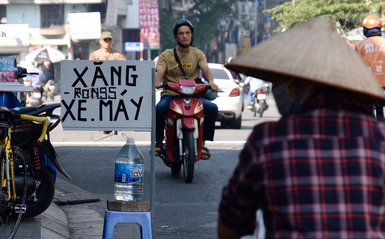 Hà Nội yêu cầu dẹp bỏ 'cây xăng cục gạch' mọc dọc các vỉa hè