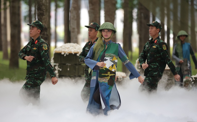 Gom gần 100 bao lá vàng rải thành sàn diễn thời trang 'Lính và lụa'