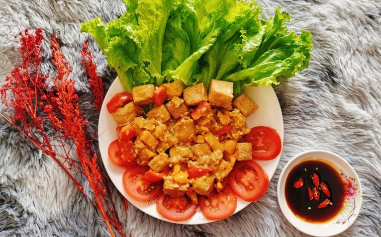 Đậu hũ chiên giòn sốt trứng muối: nói món chay cũng đúng, nói món mặn không sai
