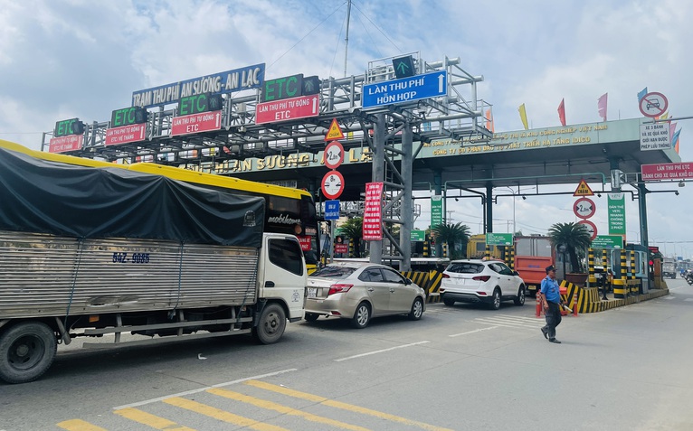 Ngày thứ 2 thu phí không dừng tại TP.HCM: Các trạm ổn định, cao tốc ùn nhẹ