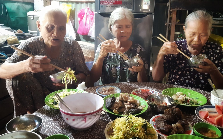 Chỉ là, tôi lớn lên, nhưng nội thì già đi