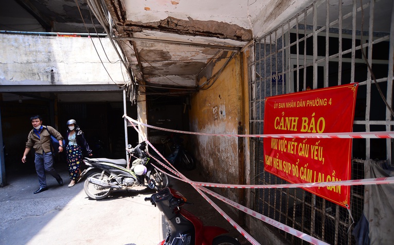 Cận cảnh chung cư Tôn Thất Thuyết xuống cấp chờ phương án di dời dân
