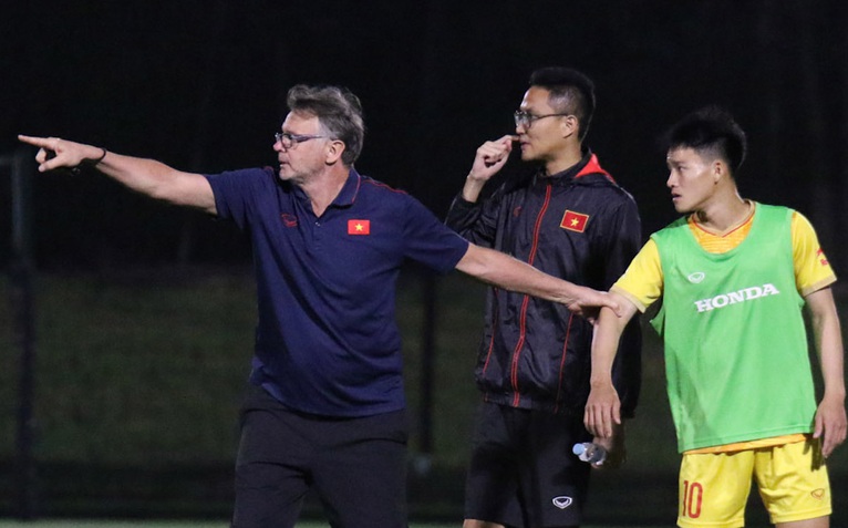 HLV Troussier yêu cầu U23 Việt Nam chơi nhanh hơn nữa
