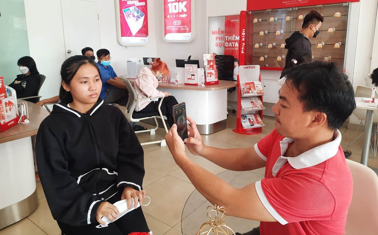 Người dân đổ xô cập nhật thông tin thuê bao di động
