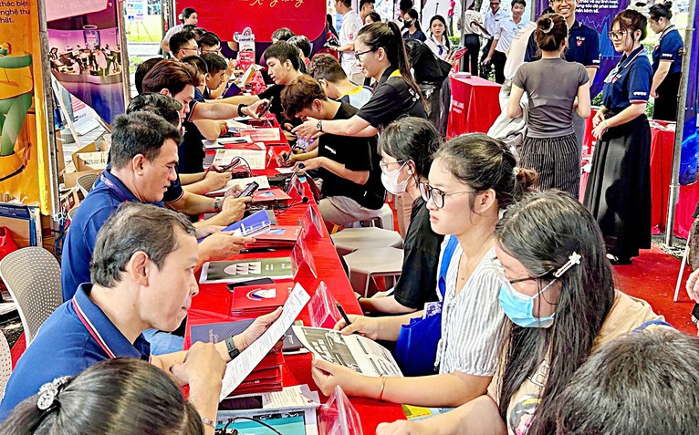 12 đại học Việt Nam doanh thu nghìn tỉ: Học phí chiếm gần hết, nghiên cứu 'lép vế'
