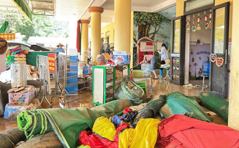 Lũ rút dần, để lại sự tan hoang và nỗi lo