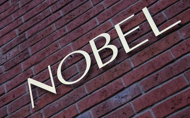 Giải Nobel nhìn từ dòng chảy nhập cư