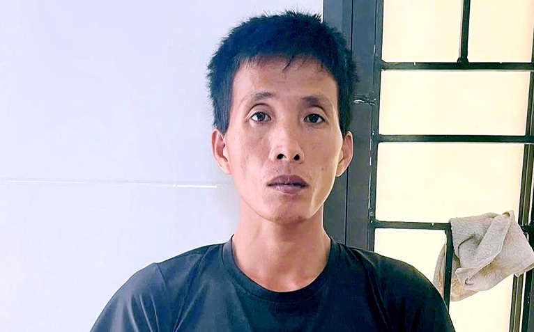 Bắt giữ người cha dượng dùng búa đinh đánh vào đầu bé gái lớp 5