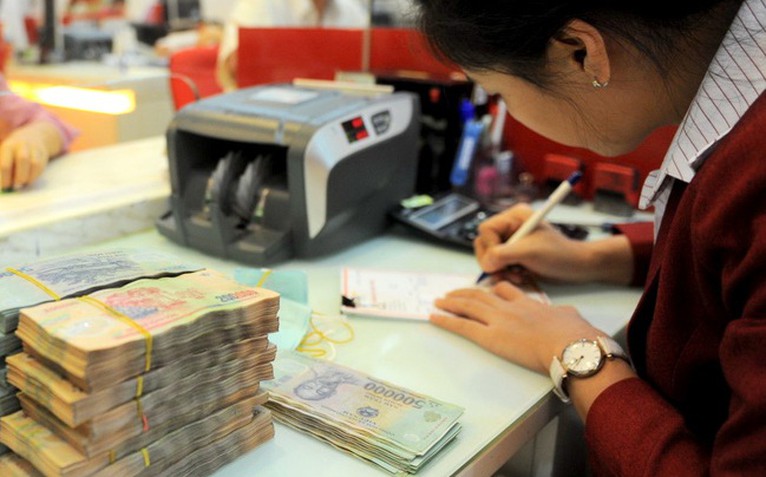 Mỗi tháng có thêm 100.000 tỉ đồng tiền tiết kiệm gửi vào ngân hàng