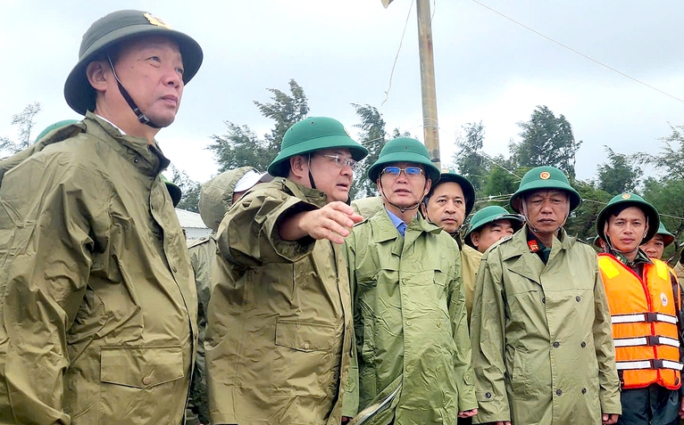 TP Huế: Chủ tịch, Bí thư cùng đi kiểm tra bờ biển, nhiều khách sạn, nhà nghỉ miễn phí cho dân