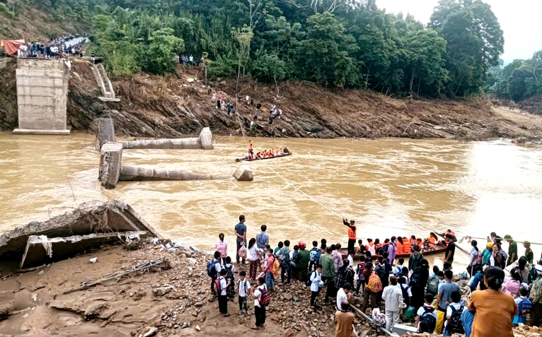 Cầu sập sau bão Bualoi, vượt lũ đưa học trò tới trường