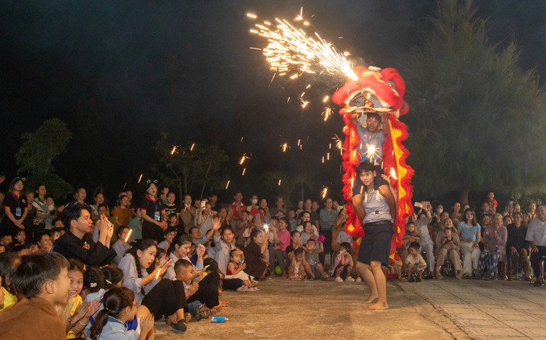 1.400 trẻ em vùng biển thích thú xem diễn võ, múa lân Trung thu
