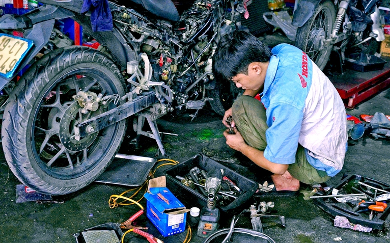 Nhu cầu sửa xe tăng gấp 3 lần sau mưa ngập, thợ làm không hết việc