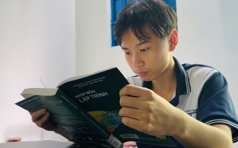 Chàng trai vàng tin học đậu ĐH Khoa học tự nhiên, cô chú phụ huynh cấp 3 giúp học phí kỳ 1