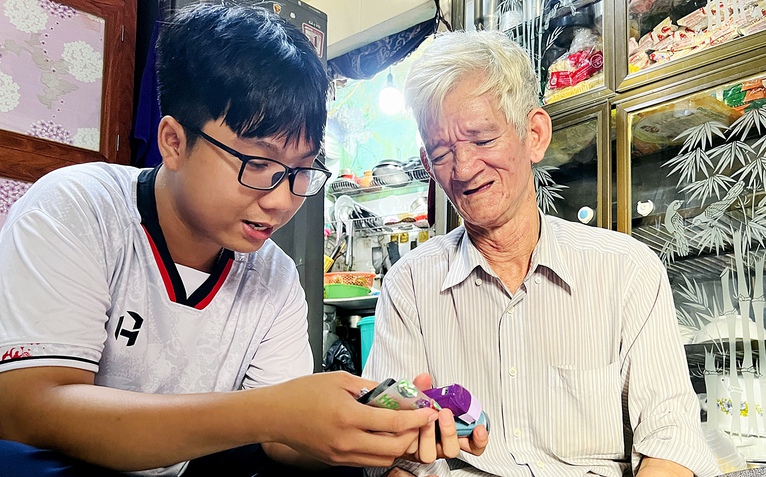 Cha qua đời bi thương trên biển, mẹ mất vì bệnh tim, chú bé khổ đau nay vào đại học ngành AI