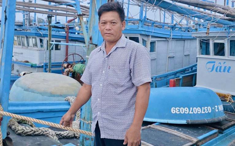 Tàu cá gãy láp, trôi trên biển, thuyền trưởng vẫn cố cứu 2 ngư dân bị sóng dữ cuốn