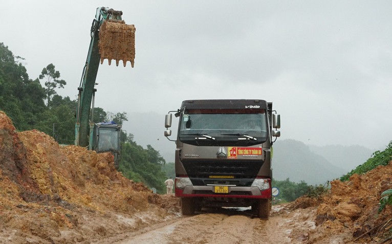 Cao tốc La Sơn - Hòa Liên vẫn chưa thông: Nhiều chỗ sạt lở, nứt mặt đường nguy hiểm